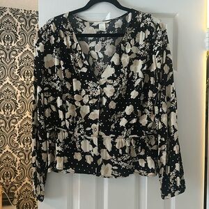 H&M floral top V-neck